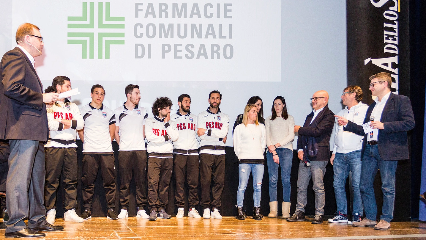Luca Pieri  premia la miglior squadra My Cicero Volley Pesaro Vis Pesaro 1898 (Foto Print)