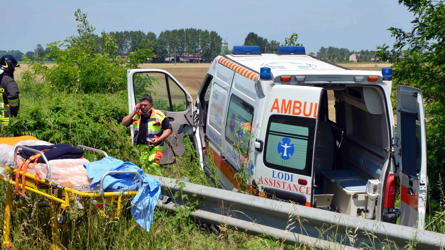 L'ambulanza uscita di strada dopo aver sfondato il guard-rail (Gazzola)