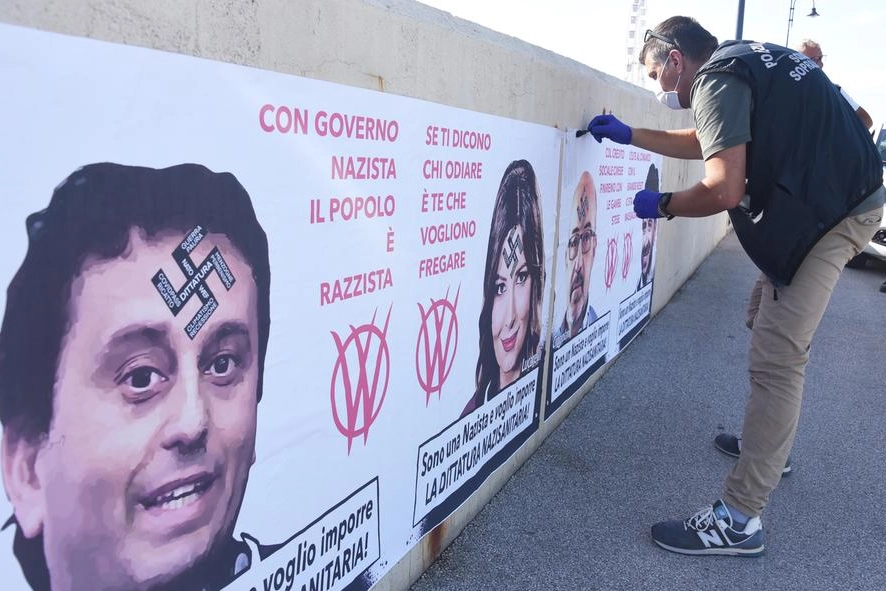 Manifesti no vax con svastiche e frasi aberranti al portocanale di Rimini (foto Migliorini