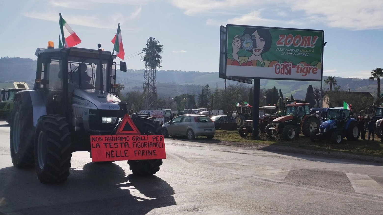 La protesta dei trattori continua: "Siamo qui per la nostra terra. La Gdo compri solo prodotti locali"