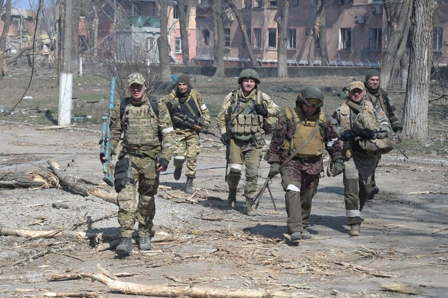 Miliziani filo russi del Donetsk nel lato sinistro di Mariupol (Ansa)