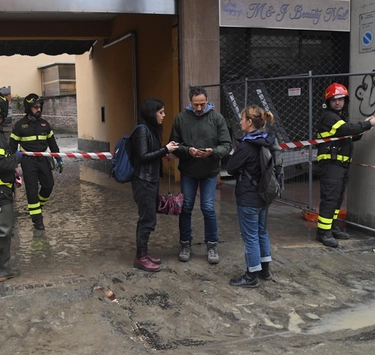 Via Saffi allagata, commercianti disperati a Bologna: "Fango ovunque, è tutto distrutto"