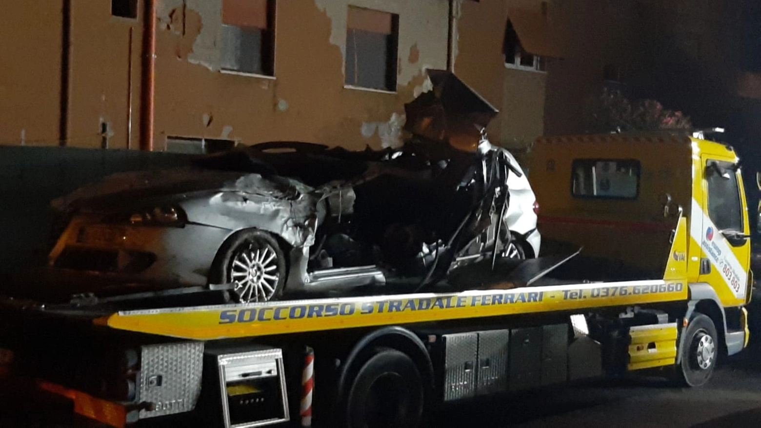 Incidente a Carpi, quello che resta dell'auto dove viaggiava il 31enne
