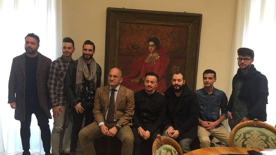 Il sindaco Castelli con Dario Faini e alcuni componenti La Rua