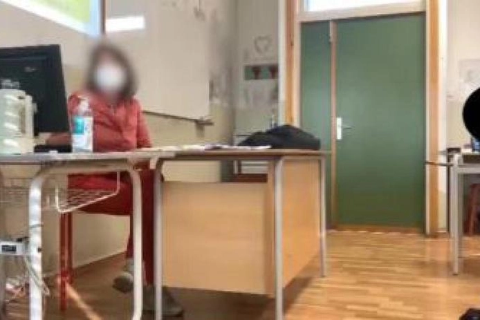 Un fermo immagine del video in cui la prof viene colpita con una pistola ad aria compressa