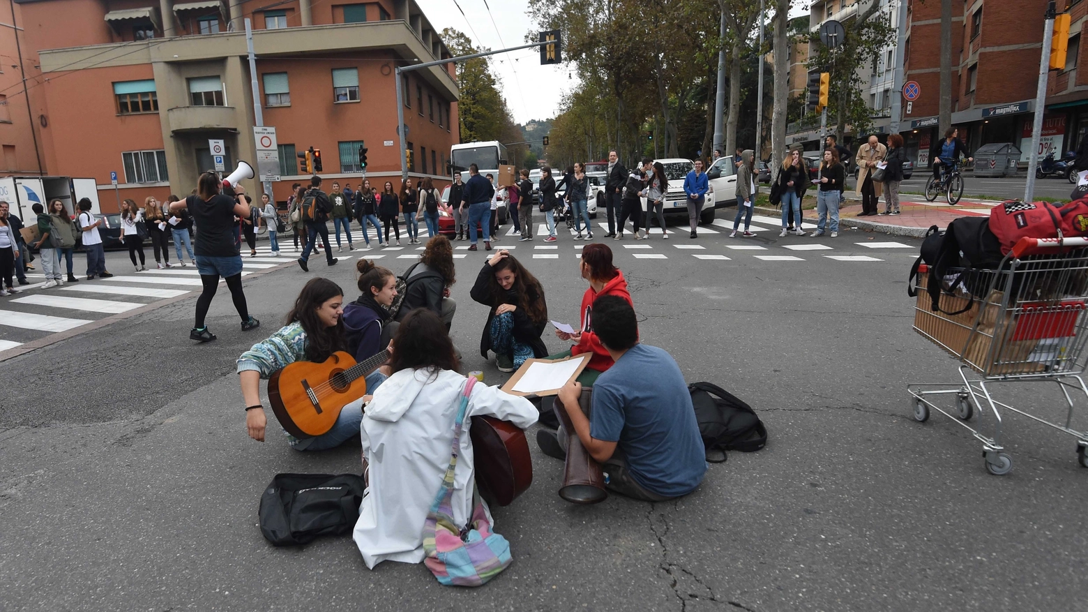 Il corteo degli studenti blocca porta Sant'Isaia (foto Schicchi)