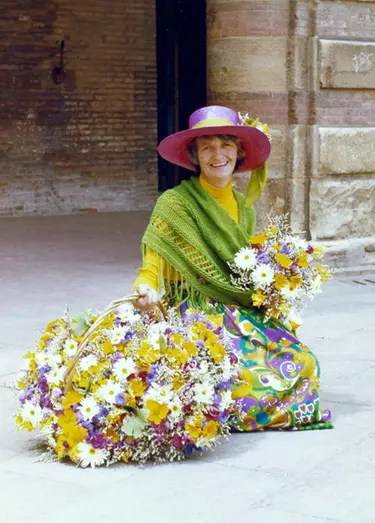 Fatina dei fiori Bologna: cappelli, scialli e un cesto di viole. Chi era