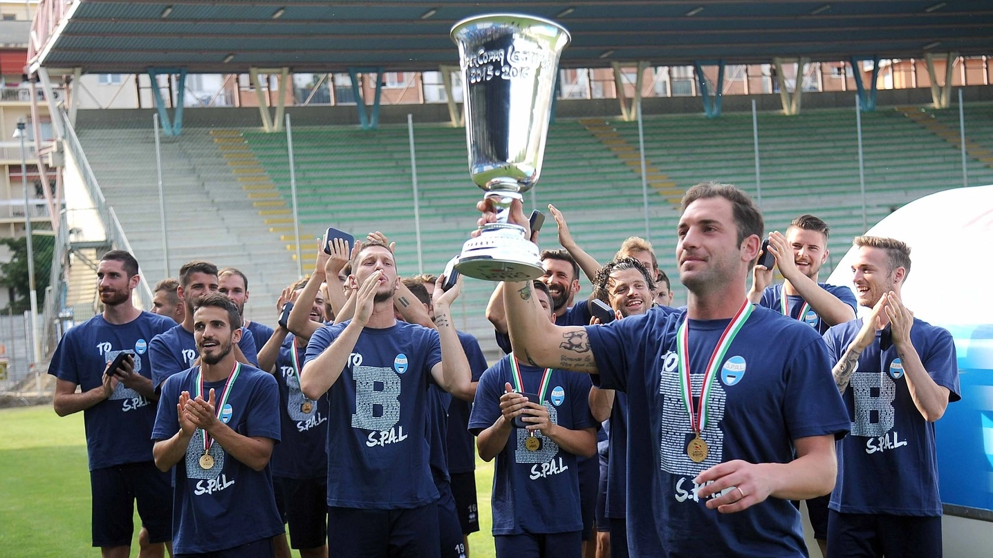 Giani alza la supercoppa allo stadio Mazza (Foto Businesspress) 