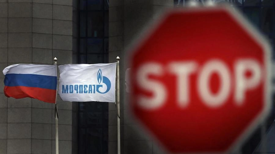 La sede Gazprom a Mosca con le bandiere della Russia e il suo logo (Ansa)