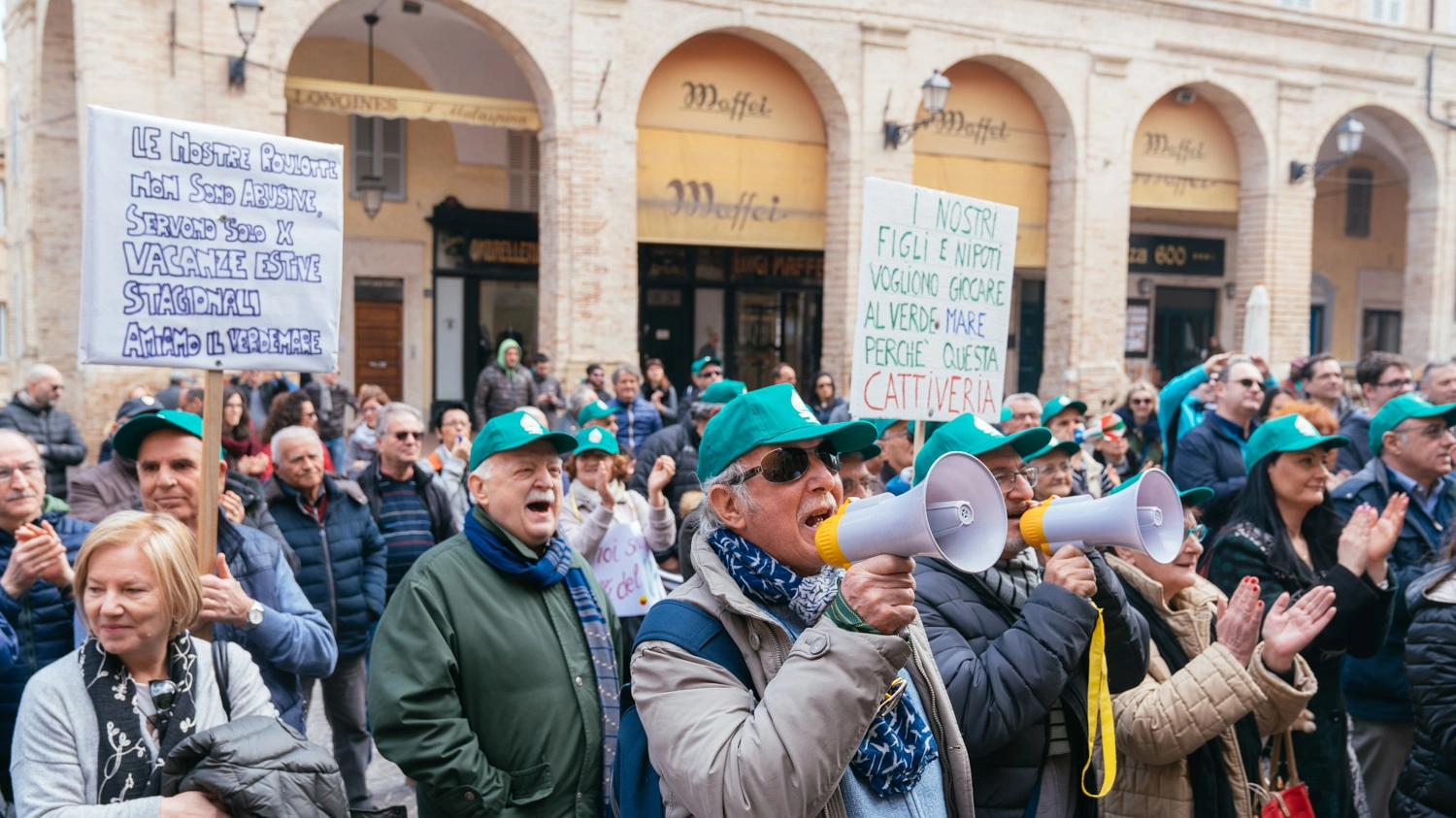 Verde Mare, la protesta dei clienti (foto Zeppilli)