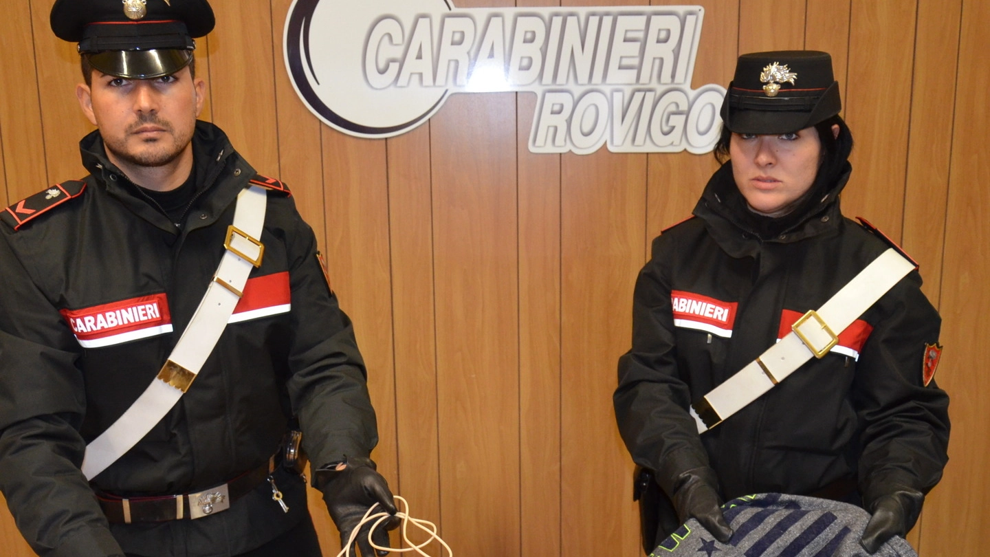 CON LE MANI NEL SACCO I carabinieri mostrano il materiale sequestrato Il giovane si era attrezzato con una felpa bucata e lo smartphone 