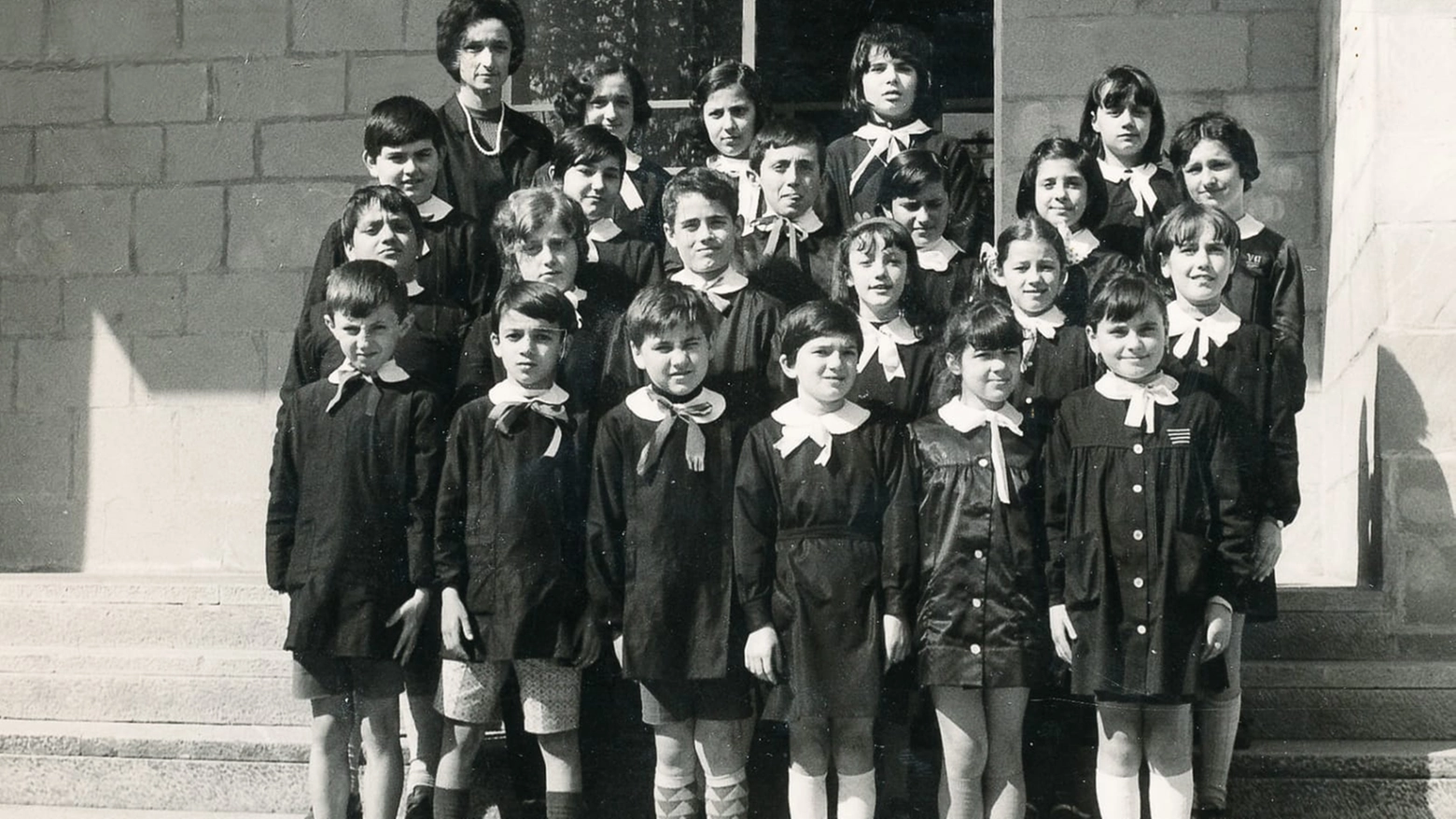 La foto della classe 1960, in alto la maestra Rosina Baldini
