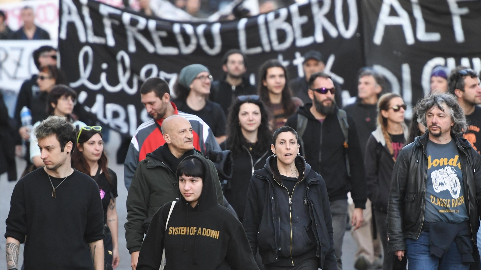 Niente scontri al corteo anti-carcere  In trecento hanno manifestato  inneggiando all’anarchico Cospito