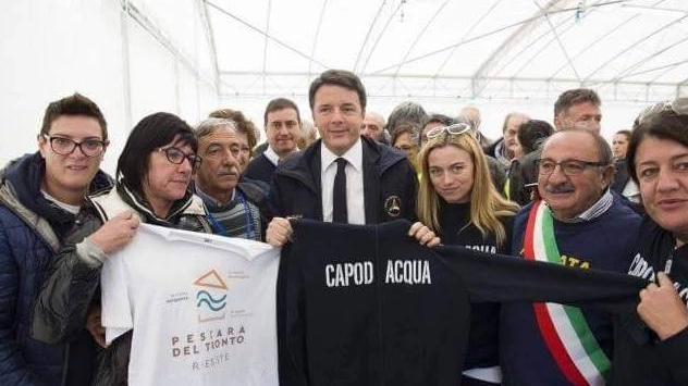 INSIEME A sinistra Monia De Angelis e gli altri abitanti di Capodacqua che donano la felpa all’ex premier. Sotto, invece, la mail inviata qualche giorno fa a Matteo Renzi