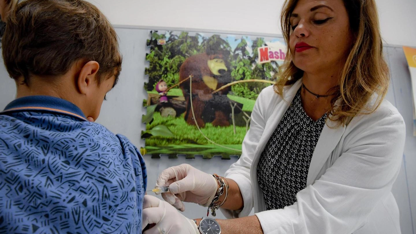 Un piccolo paziente viene vaccinato (Foto Ansa)