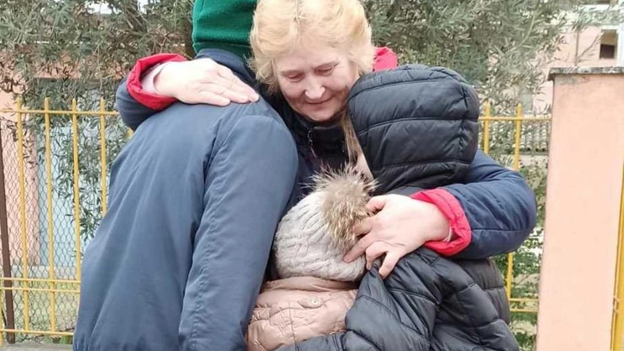 Nonna Nina abbraccia i suoi nipotini, riusciti a scappare dalla guerra in Ucraina