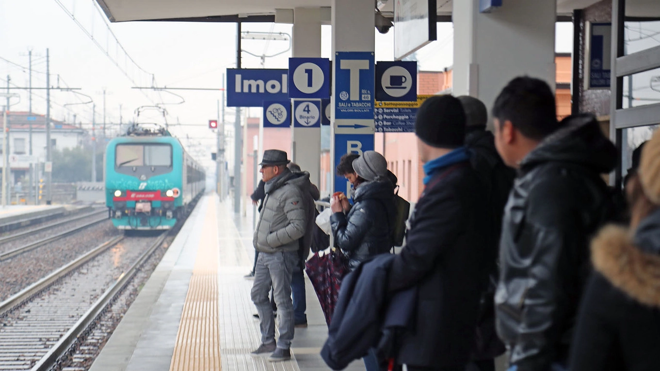 La stazione di Imola (Foto Isolapress)