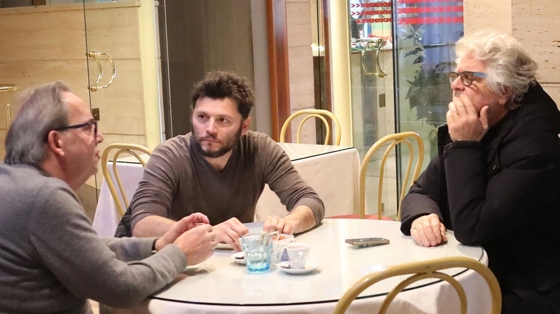 L’ex comico Beppe Grillo (a destra nella foto Isolapress) al Molino Rosso. Con la barba Gabriele Betti, storico attivsta del M5s in città