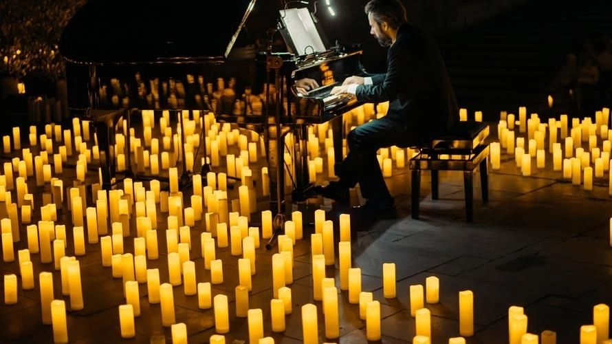 Luca Morelli, compositore, pianista e performer di Carpi, coltiva la sua passione per la musica da quando era bambino. Oggi si esibisce nei "Candlelight Concert", un format unico nel suo genere che coinvolge l'udito, la vista e l'anima. Sogna di portarlo nella sua città.