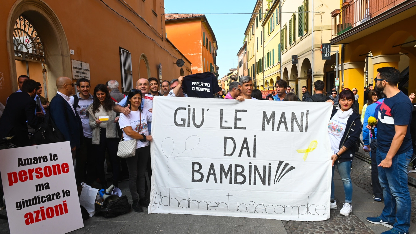 Caso Bibbiano, manifestazione in via del Pratello a Bologna (FotoSchicchi)