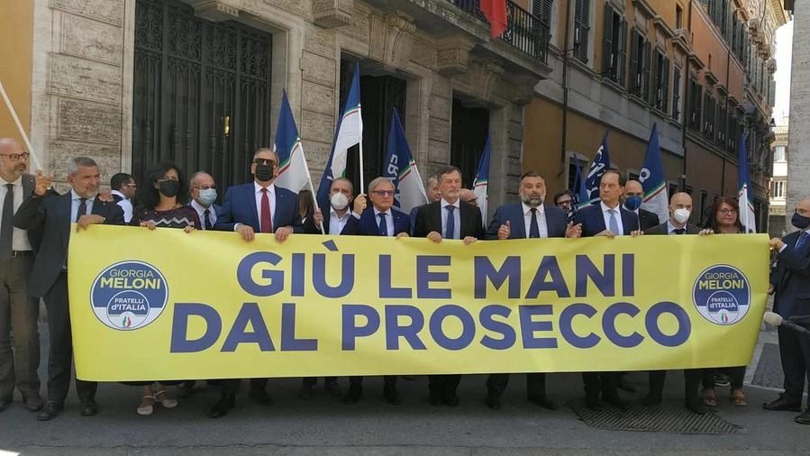 Una manifestazione in piazza a difesa del Prosecco, minacciato dal Prosek croato
