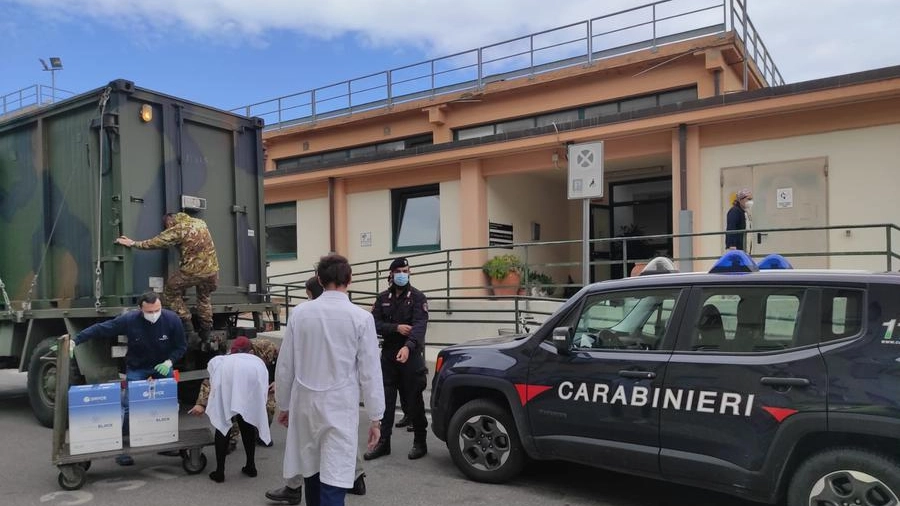 La consegna dei vaccini Johnson & Johnson a Livorno