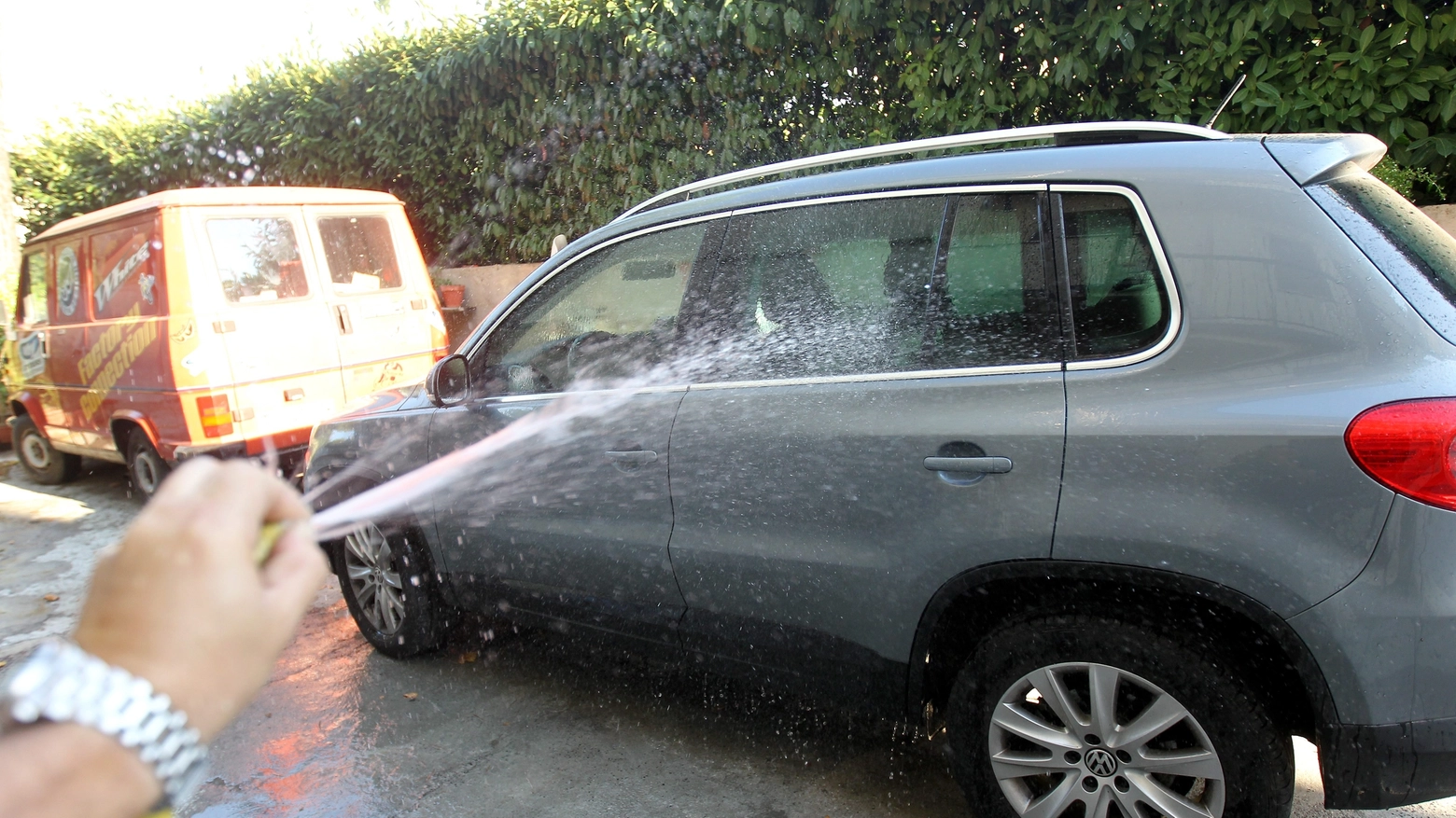 Il lavaggio delle auto è uno degli usi impropri da evitare