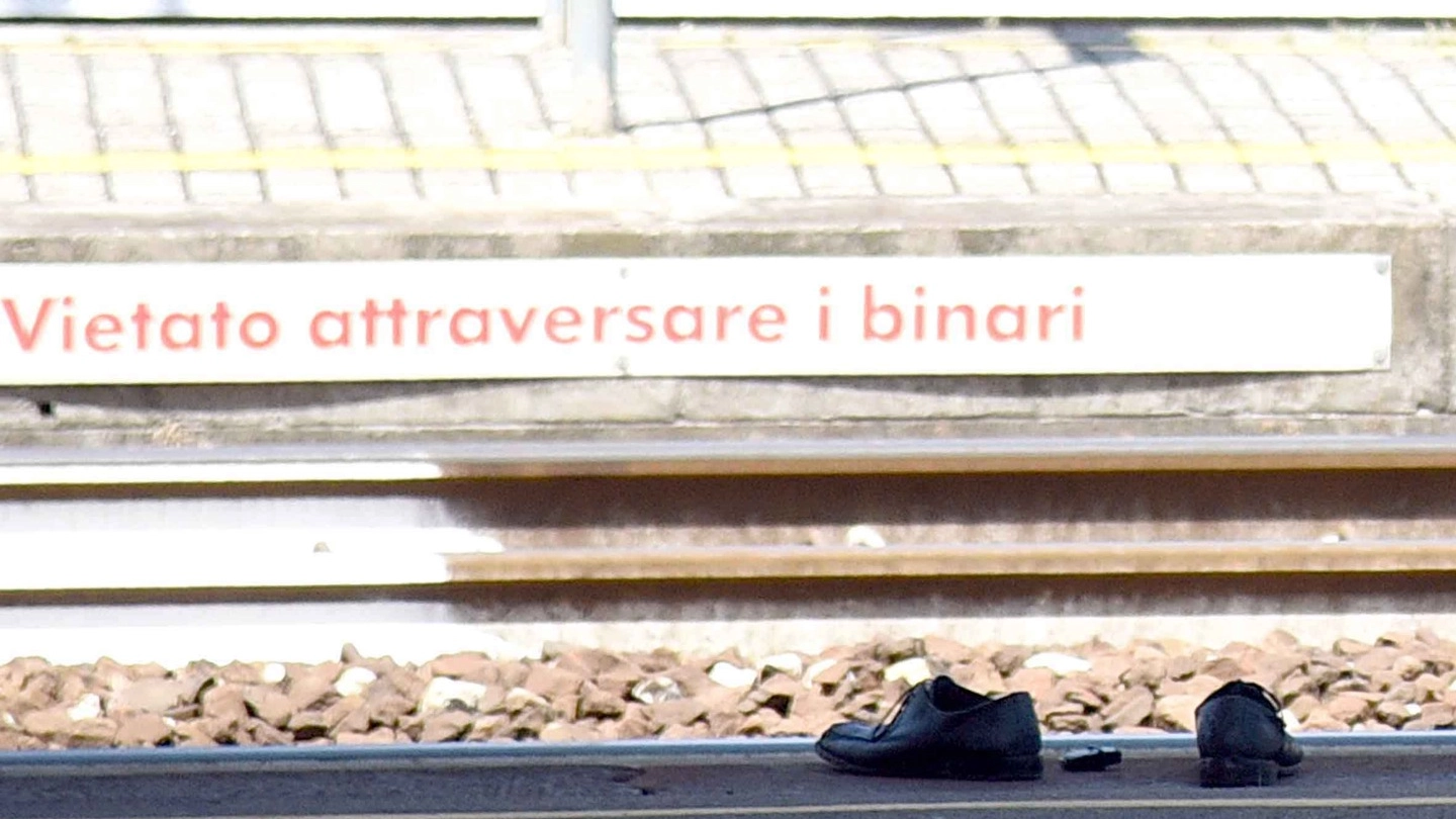 Le scarpe dell'uomo morto sotto il treno (Foto Businesspress)