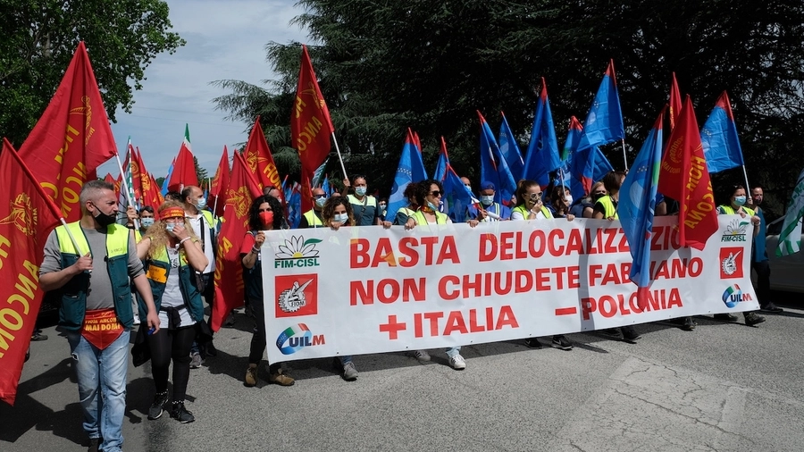 Sciopero a Fabriano, i lavoratori in corteo (Foto Antic)