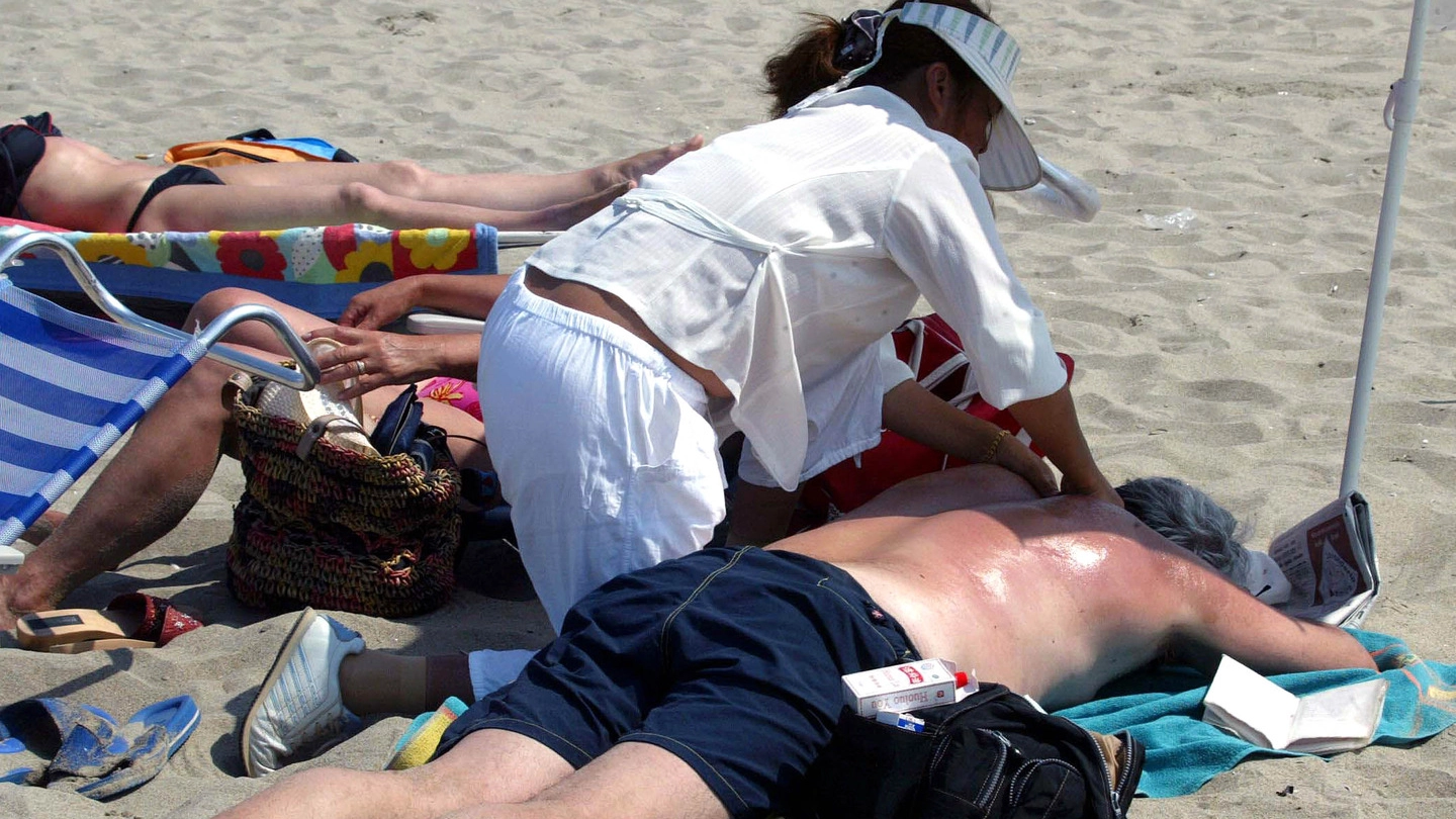 Una massaggiatrice in spiaggia (foto repertorio)