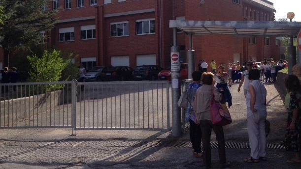 Alla scuola elementare di Cagli hanno evacuato i bambini dopo al recente scossa (Foto Carnali)
