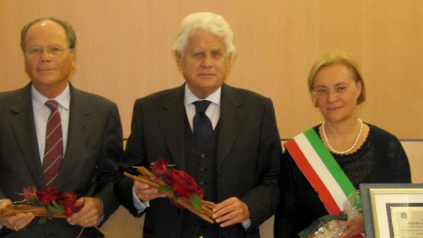 L’imprenditore Massimo Hilbe (al centro) durante una premiazione (Schicchi)