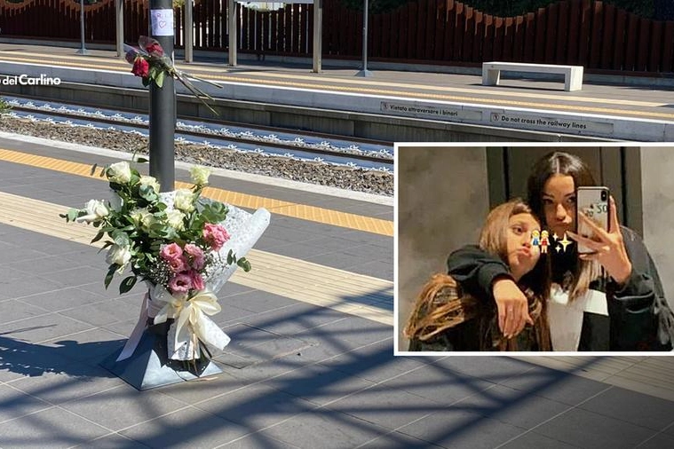 I fiori alla stazione di Riccione e nel riquadro una foto di Alessia e Giulia