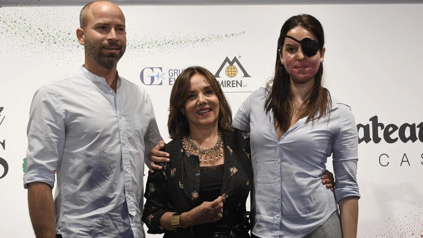 Gessica Notaro ospite della serata finale con il fidanzato Allen Exposito e la patron Patrizia Mirigliani (Foto Ansa)