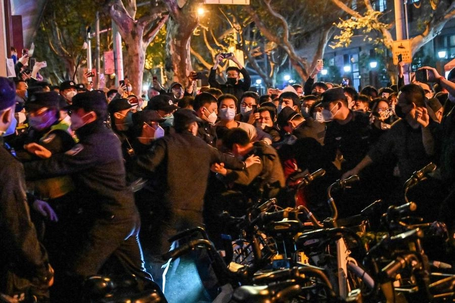 Shanghai, proteste contro la politica zero-Covid (Afp)