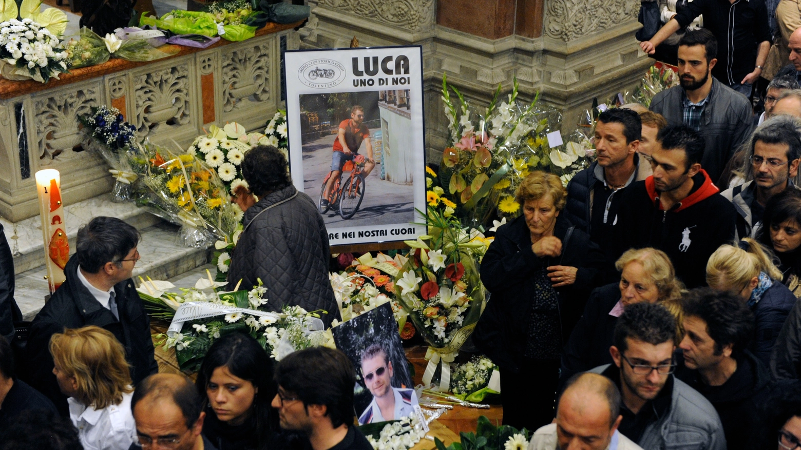 Treia (Macerata), in centinaia ai funerali di Luca Lausdei (foto Calavita)