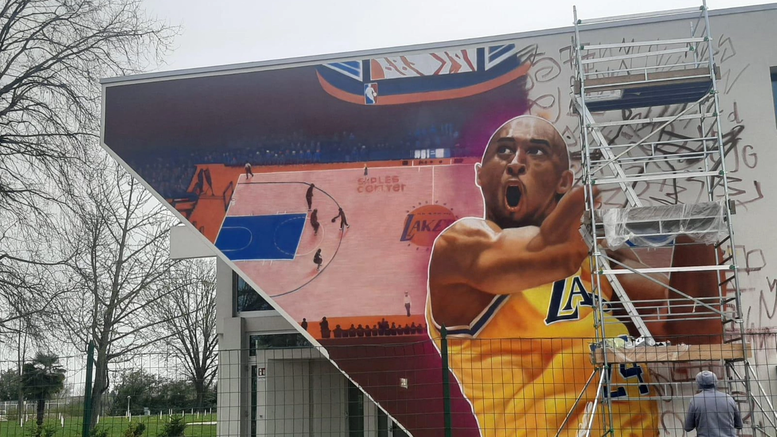 Mirandola, un murale in piscina  dedicato al campione Kobe Bryant