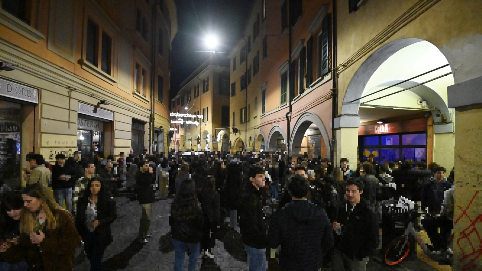 Via Petroni, una delle strade della movida di Bologna (foto Schicchi)