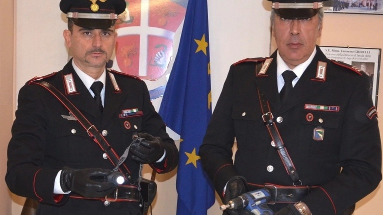 I carabinieri con alcuno degli arnesi sequestrati