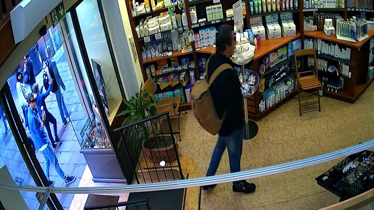 Bologna, rapina in una farmacia di via D'Azeglio: le immagini di videosorveglianza