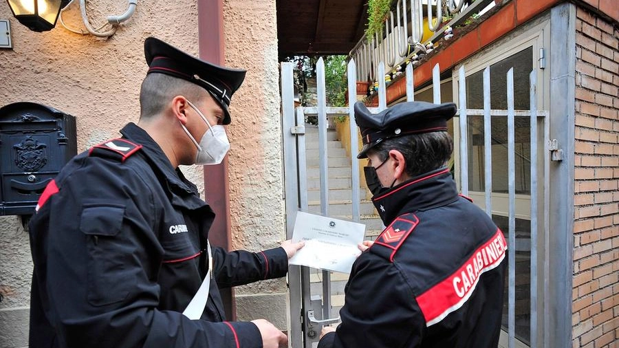 I carabinieri mettono i sigilli nella casa dell'omicidio