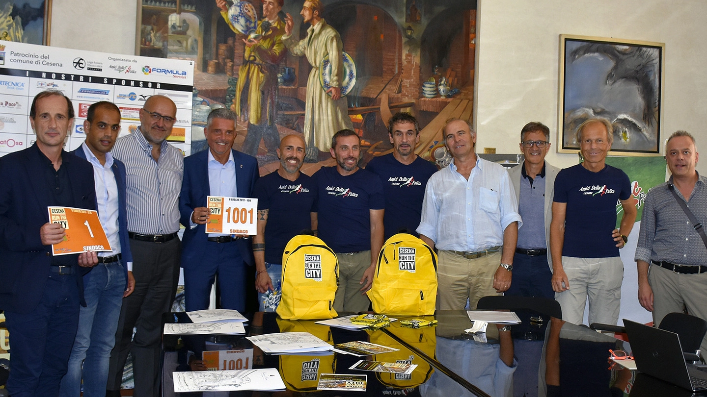LA SQUADRA Il team di organizzatori di ‘Run the city’ e della ‘Half marathon’ insieme al sindaco Paolo Lucchi