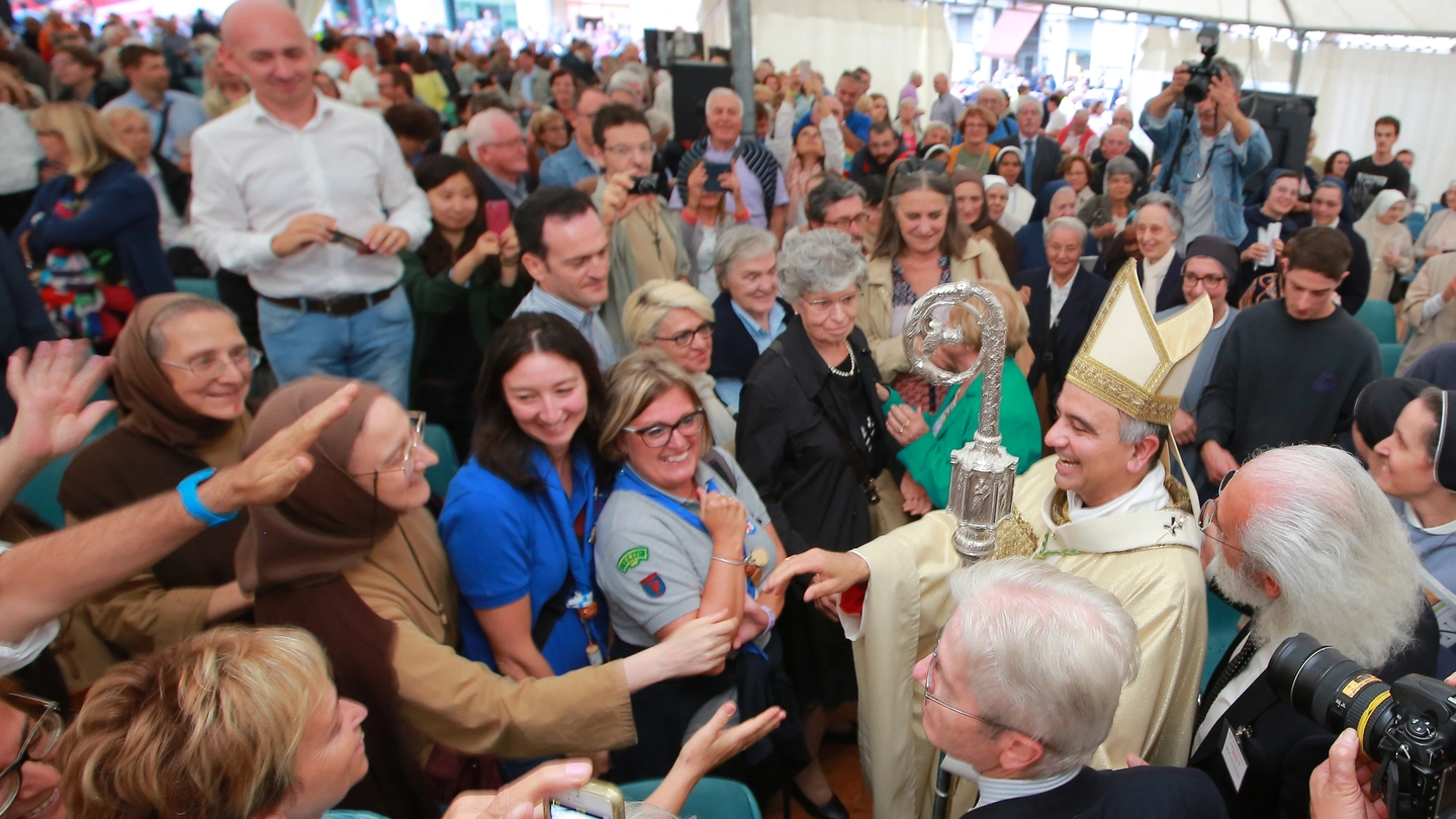 La folla saluta don Erio Castellucci, nuovo vescovo di Modena (foto Fiocchi)