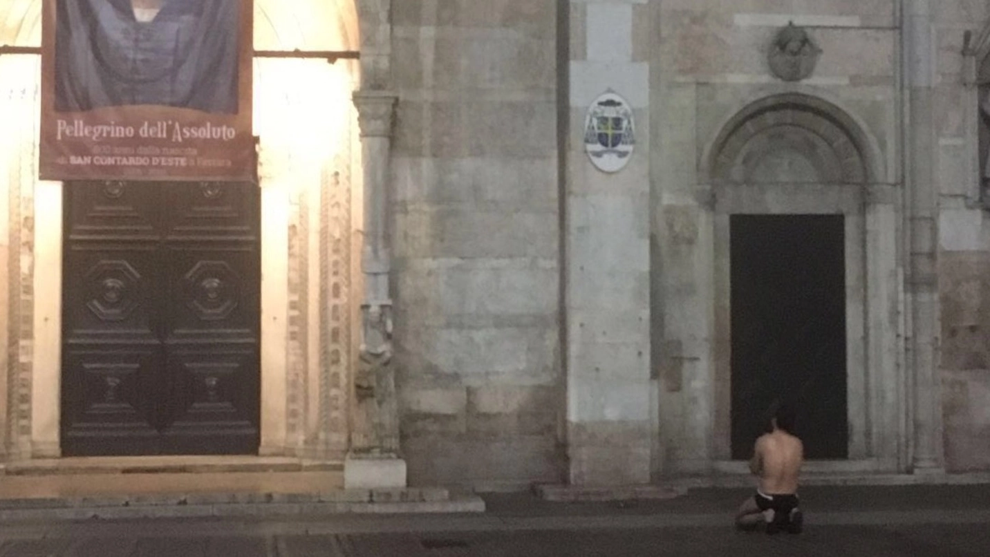 L’uomo di 35 anni, poi accompagnato in ospedale, mentre prega in mutande e ciabatte davanti al Duomo