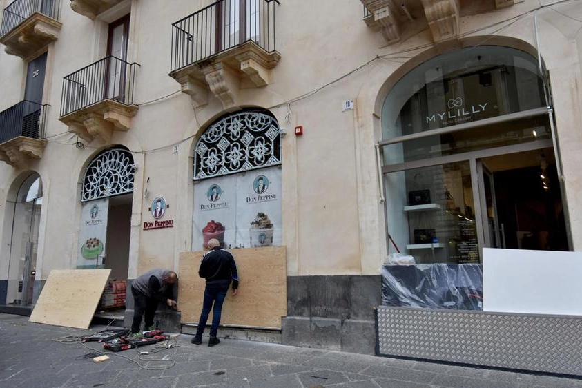 Catania, negozianti proteggono le vetrine (Ansa)