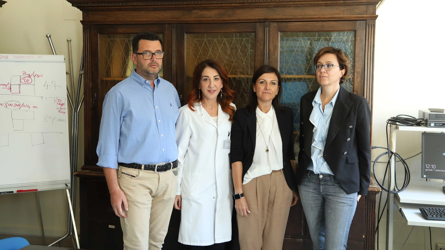 I genitori di Enrico Gobbi, Francesca e Paride, assieme alla direttrice di Dermatologia Michela Tabanelli e alla direttrice sanitaria dell'Ausl Francesca Bravi