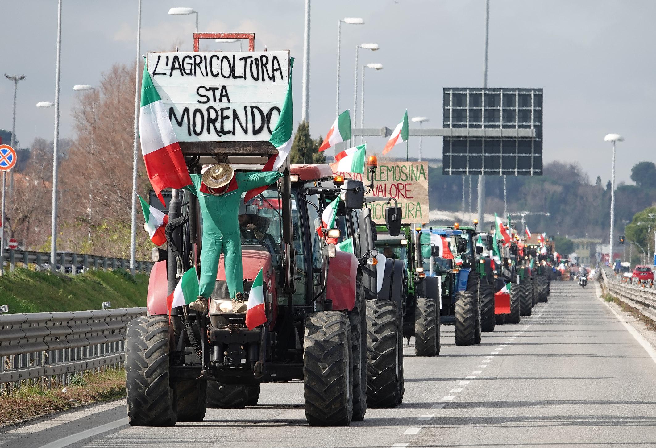 Manifestazione degli agricoltori con trattori lungo la statale 16 Adriatica
