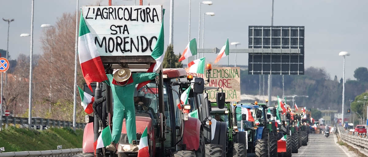 Trattori e incidente per curiosi, la statale 16 si blocca a Rimini
