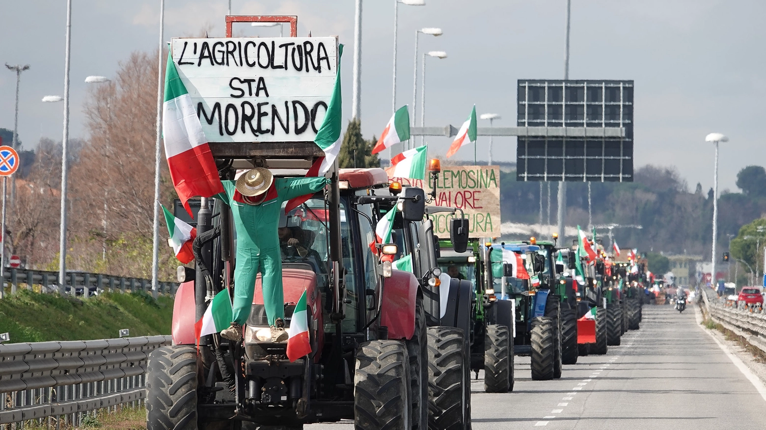 Manifestazione degli agricoltori con trattori lungo la statale 16 Adriatica