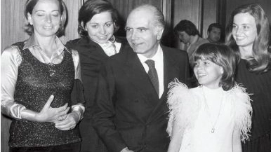 Comencini con la moglie Giulia Grifeo di Partanna e le figlie Francesca Cristiana e Paola